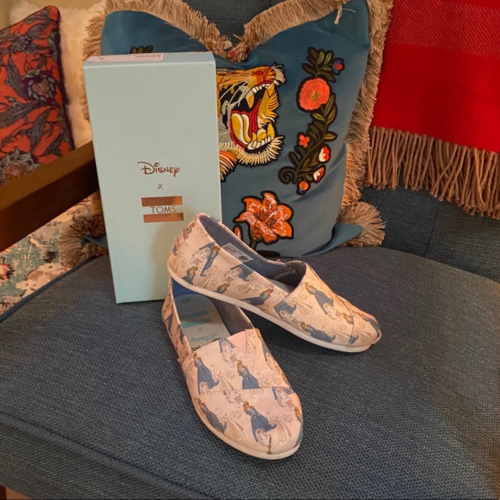Disney x TOMS Sleeping Beauty 6 EUC
